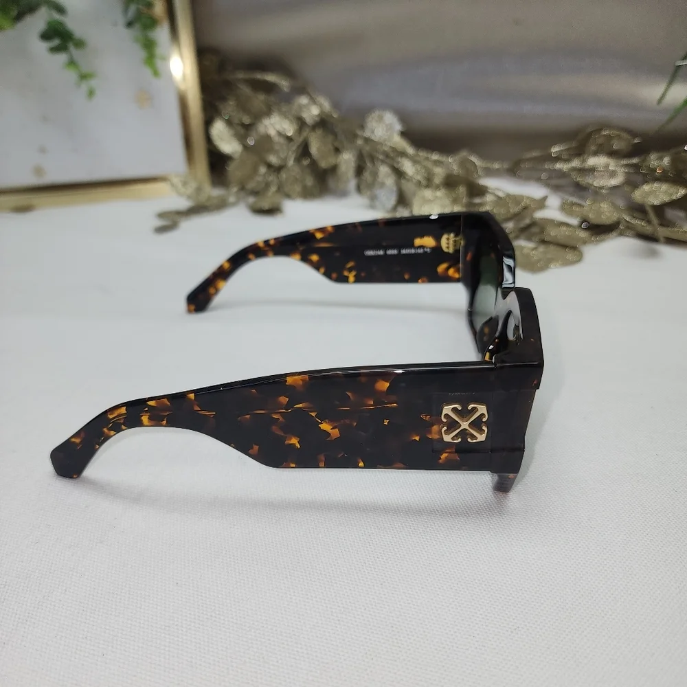 NWOT Authentic OFF-WHITE OERI148 DOVERHavana Squared Sunglasses With Carry Case